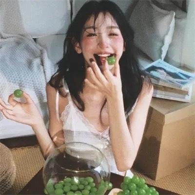 模仿女孩
